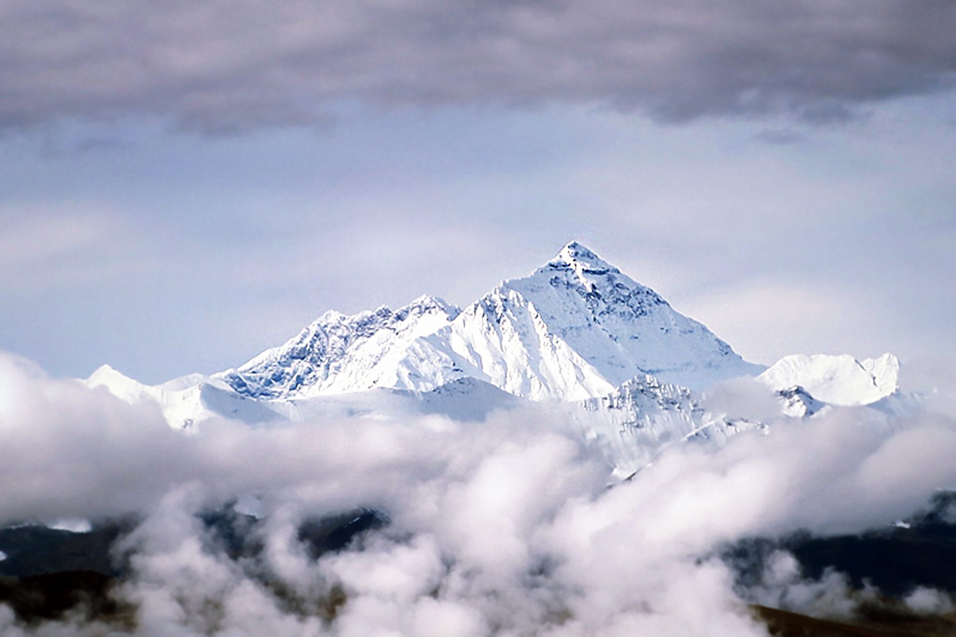 Un estudio científico revela que la altitud del Everest sigue en continuo aumento: ¿por qué?