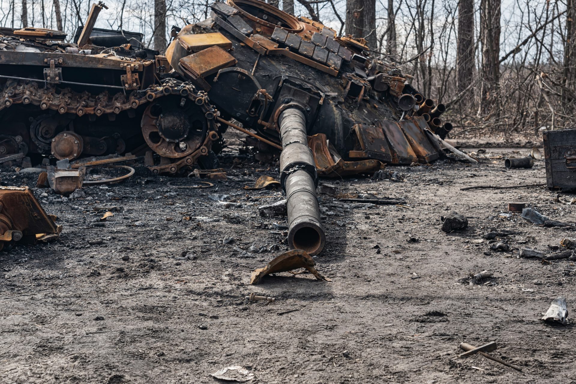 Ukrainian combat footage captured a huge Russian tank explosion