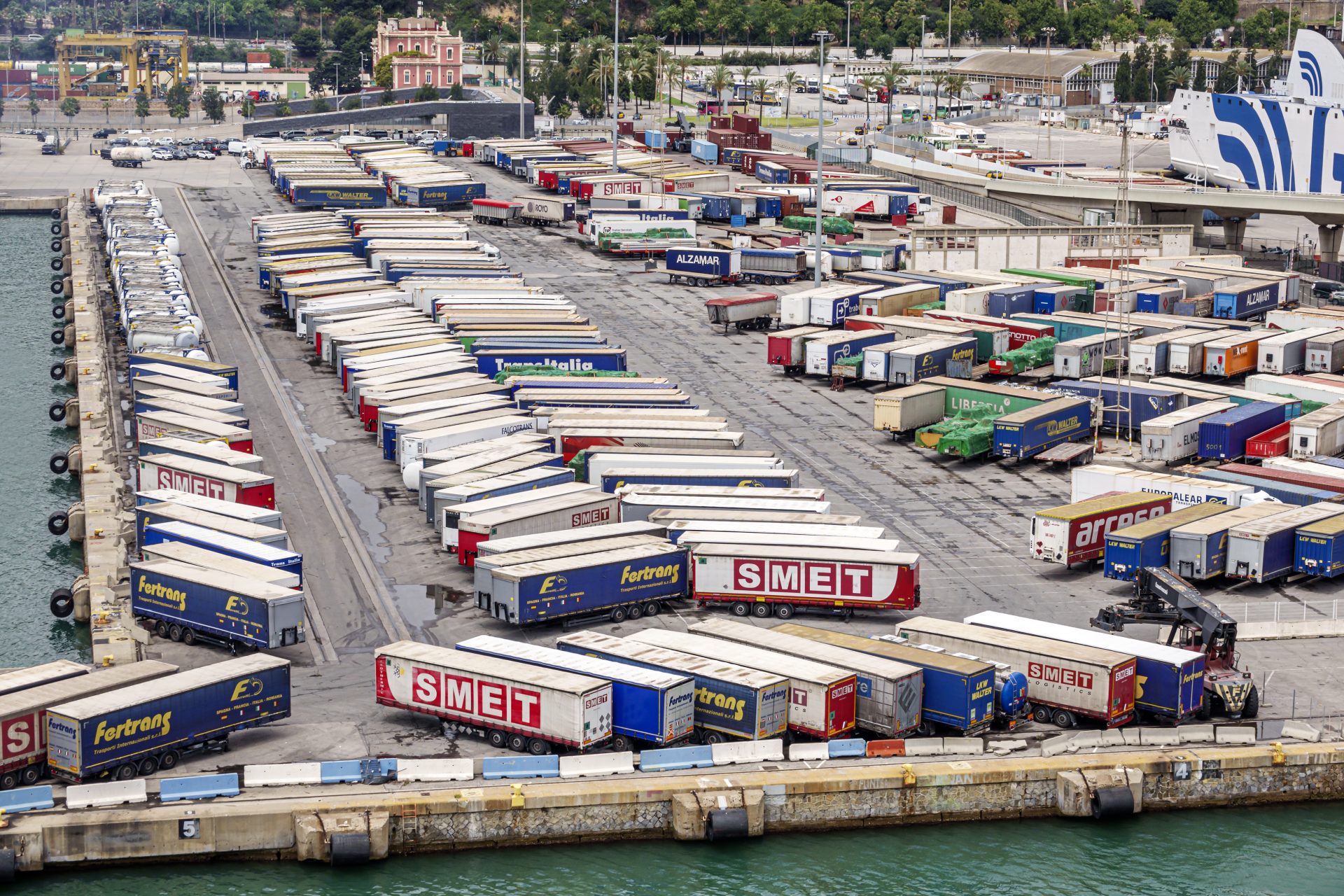 13 tonnes de produits chimiques destinés à la Russie interceptées dans le port de Barcelone