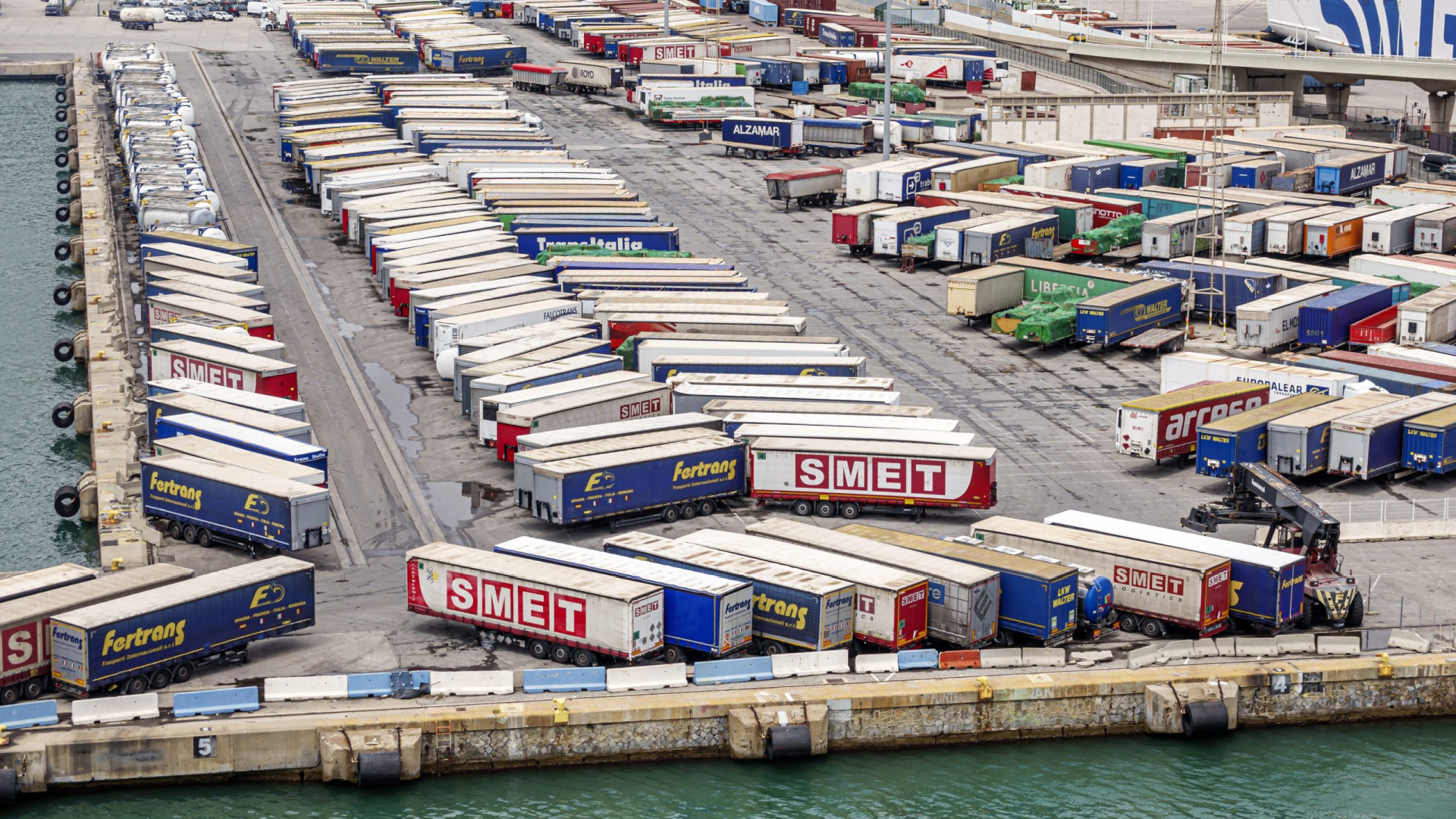 Polizeieinsatz im Hafen von Barcelona: für Russland bestimmte Chemikalien beschlagnahmt