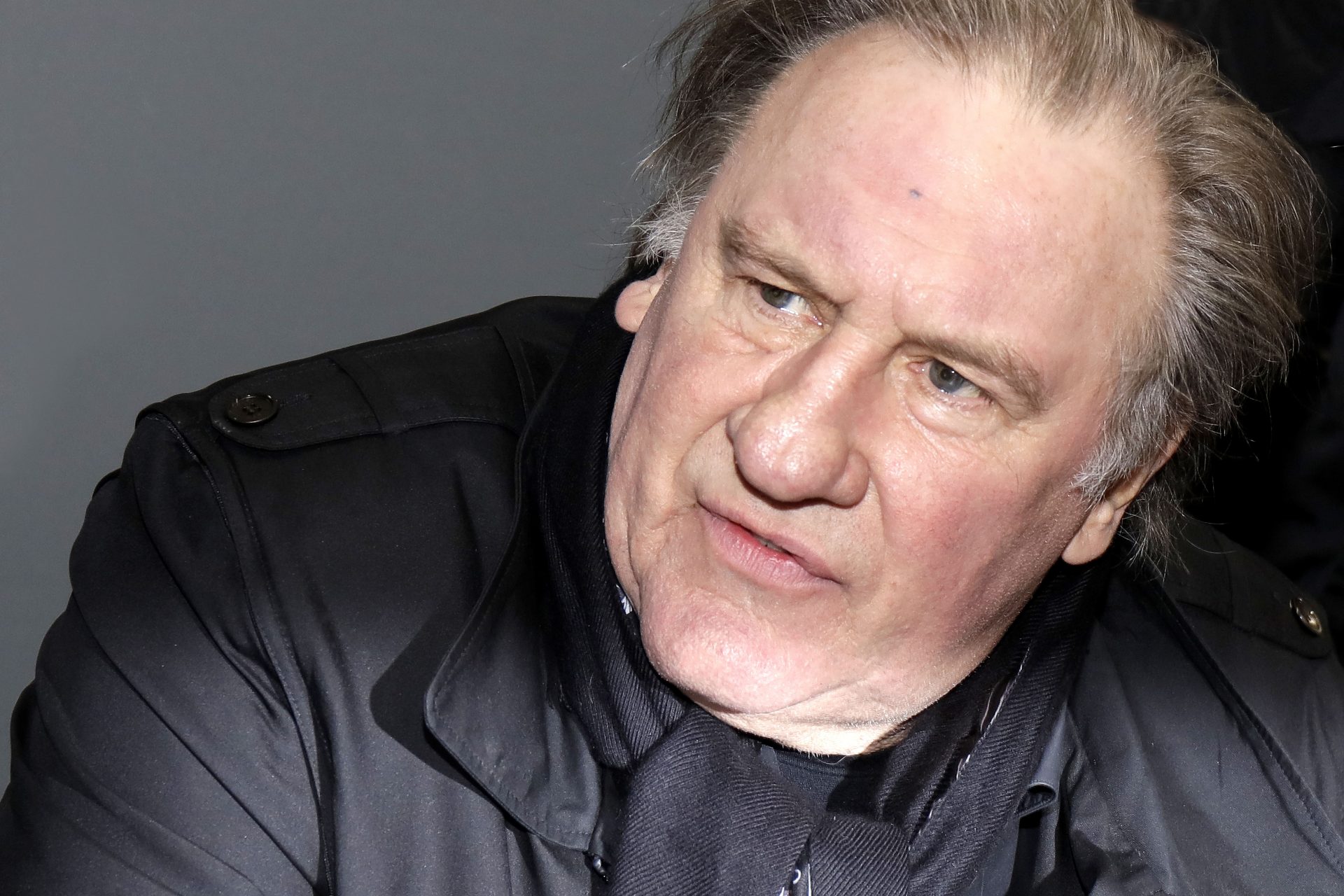 Gérard Depardieu logra aplazar su juicio por agresión sexual alegando problemas de salud