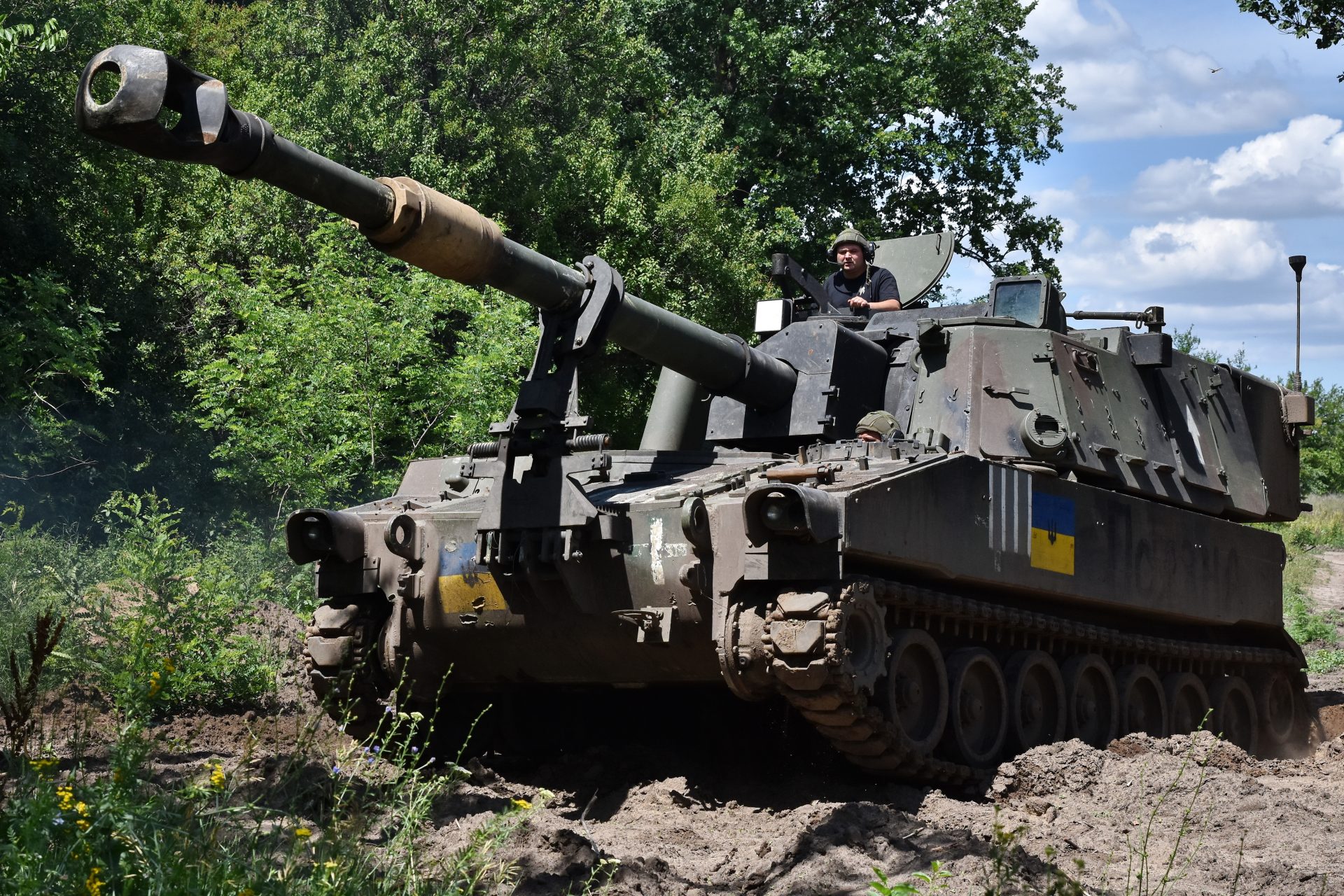 The M109A6 Paladin is a powerful US artillery gun helping Ukraine against Russia