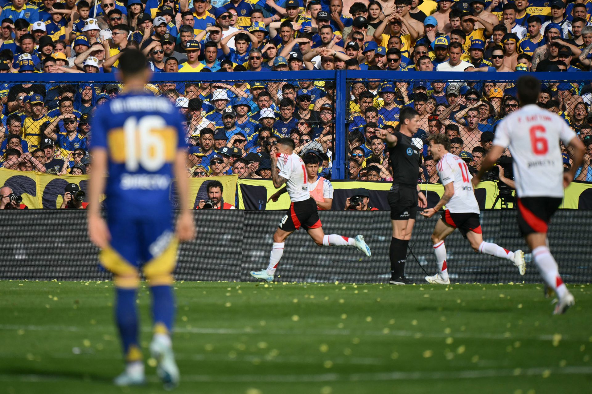 Dardo direto para a derrota no Superclássico