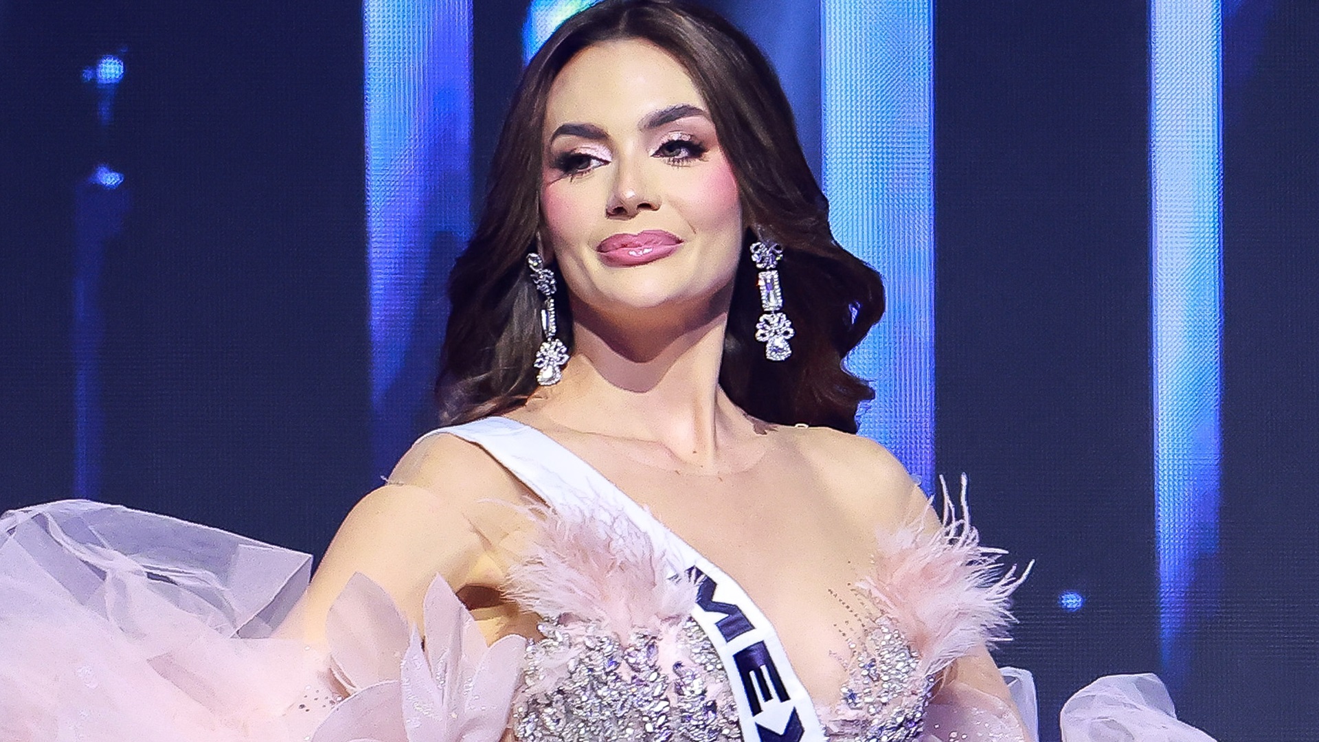 Despiden a conductor chileno tras ofender a Miss México 2024; Miss Universo demandará