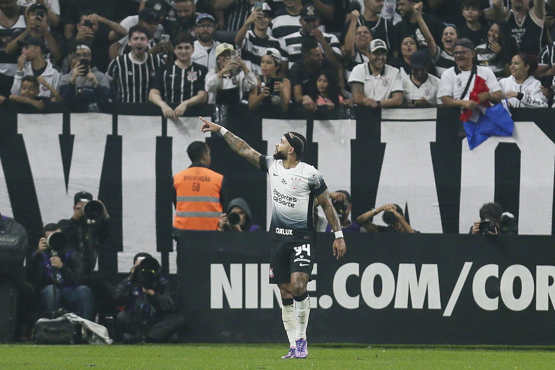 La increíble iniciativa de los aficionados del Corinthians brasileño para salvar a su club de la ruina