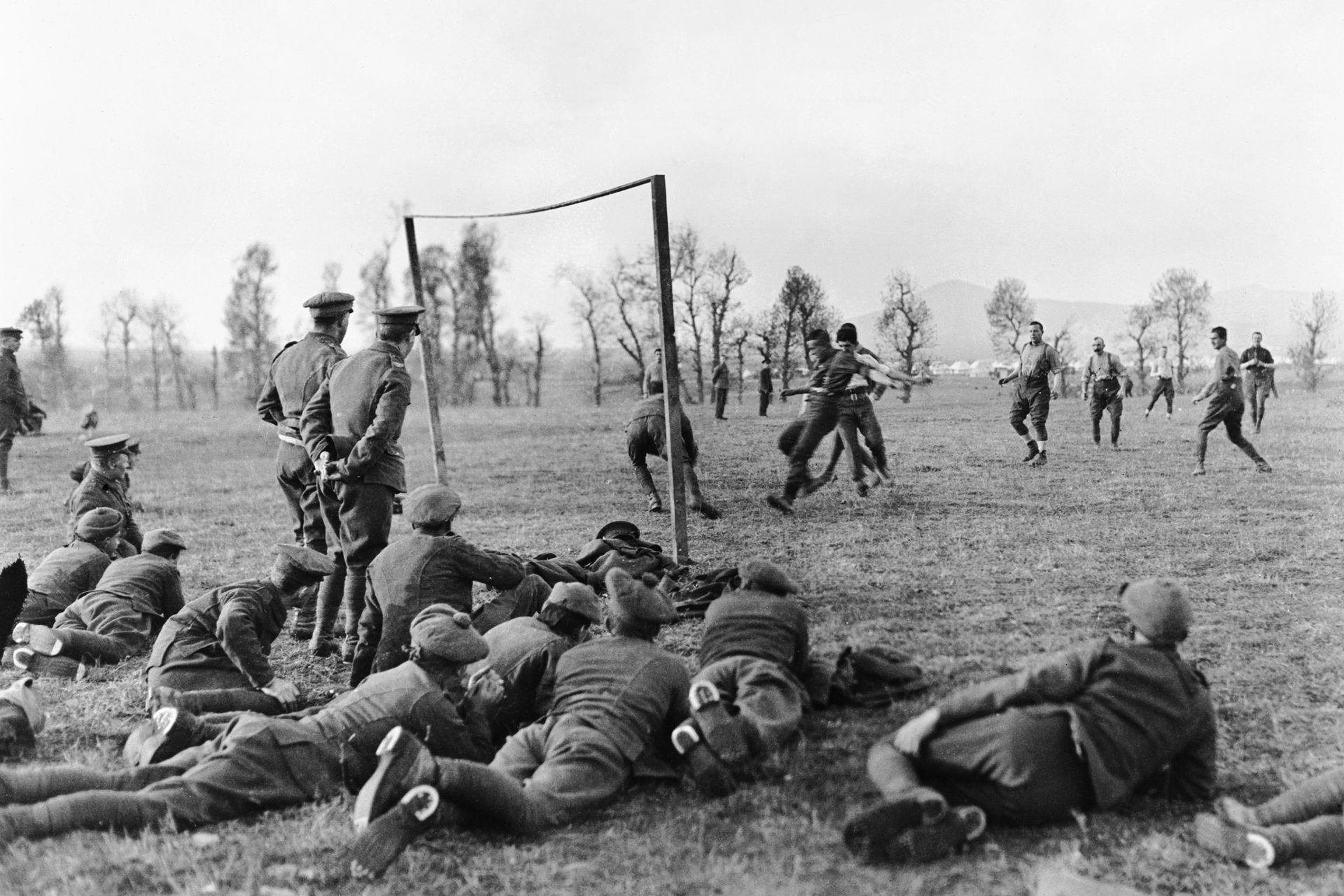 25 dicembre 1914: il giorno in cui soldati britannici e tedeschi giocarono una partita in piena guerra