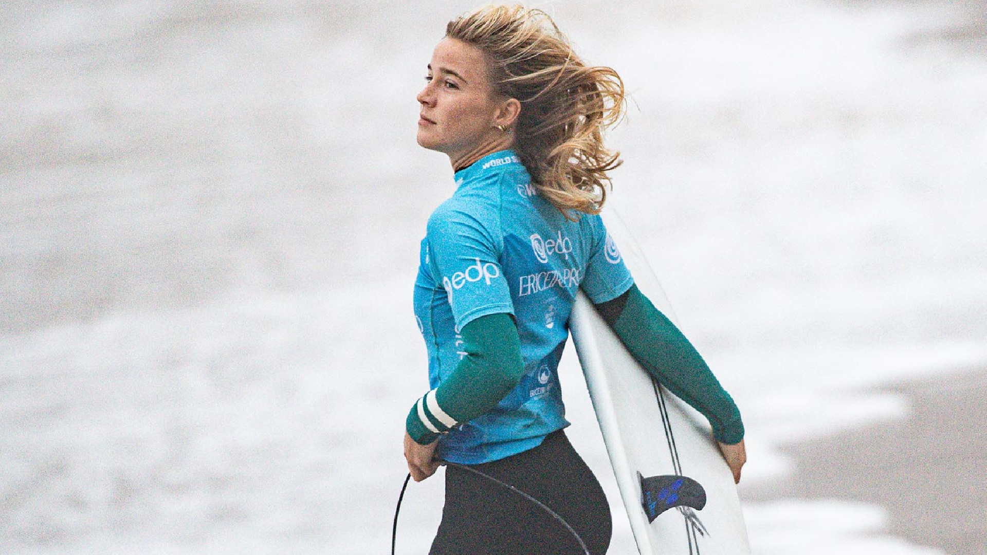 El dramático suceso ocurrido en una playa que casi acaba con la carrera de la surfista Noah Klapp