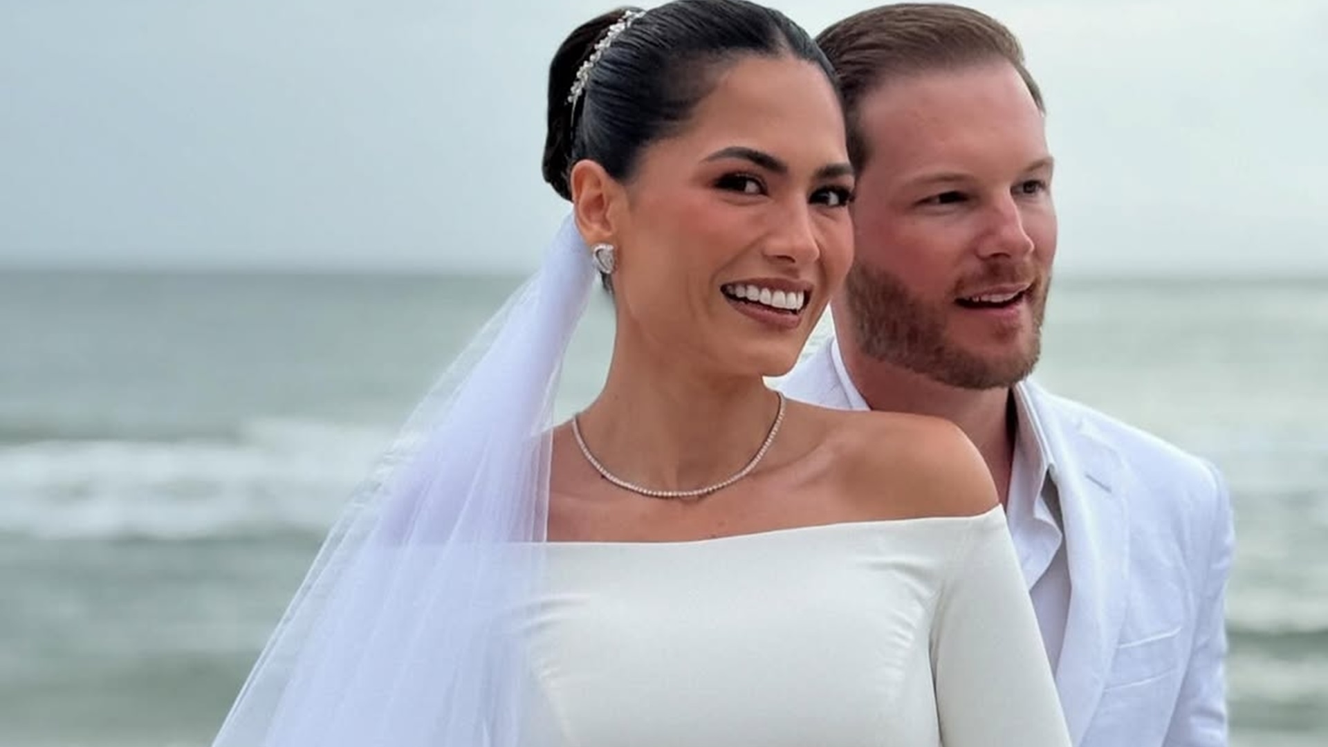 Las fotos de la boda de Andrea Meza y Ryan Proctor frente al mar