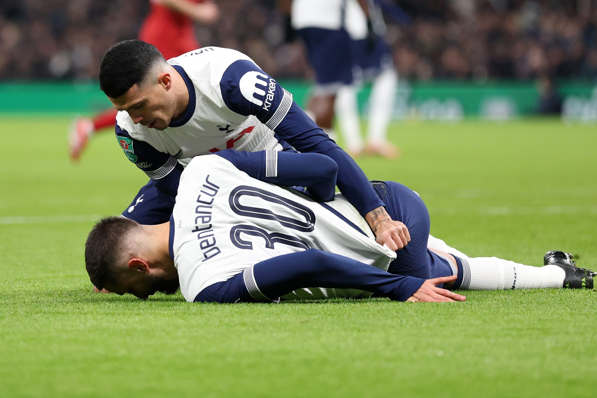 Dramáticas imágenes: el uruguayo Rodrigo Bentancur (Tottenham) salió en camilla tras caer desplomado