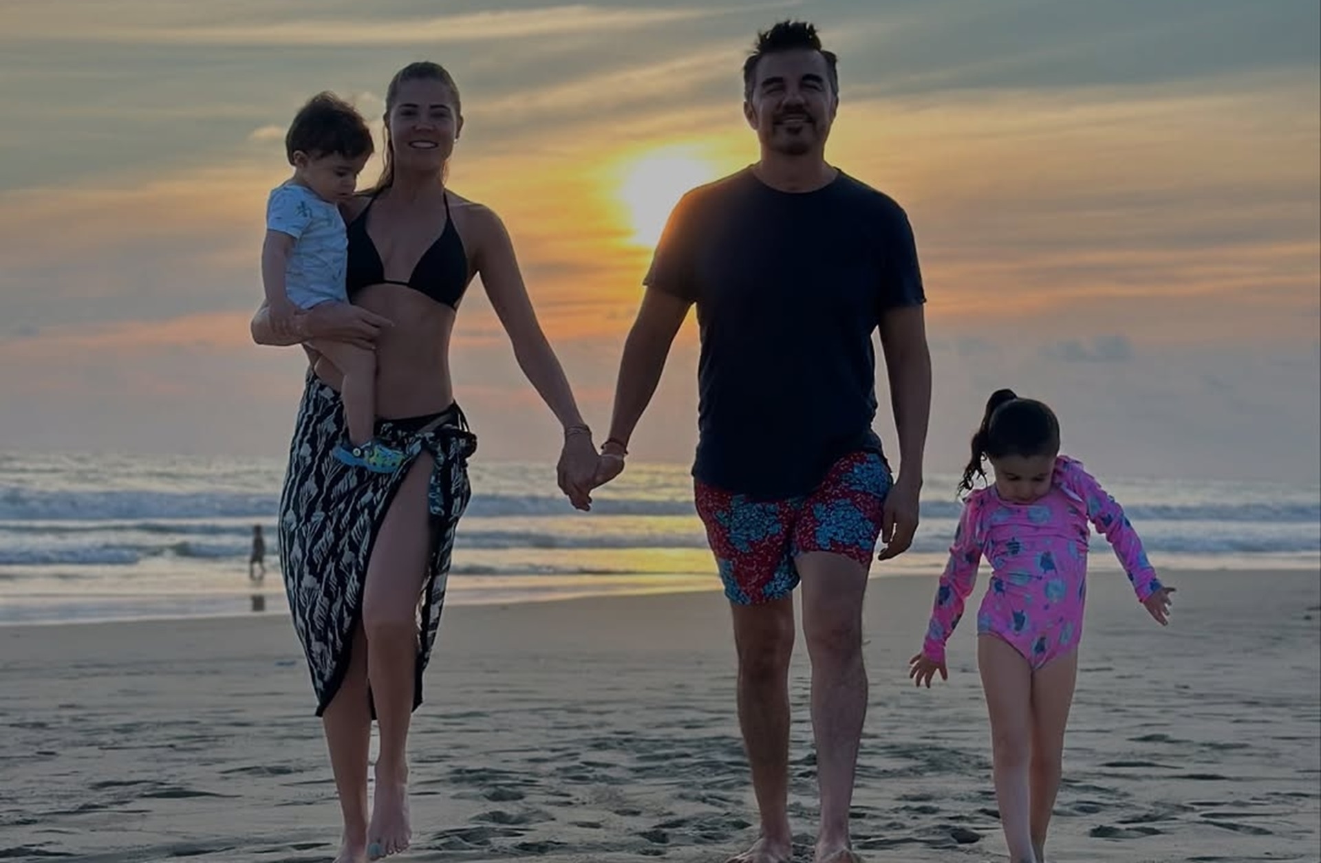 Adrián Uribe en la playa 