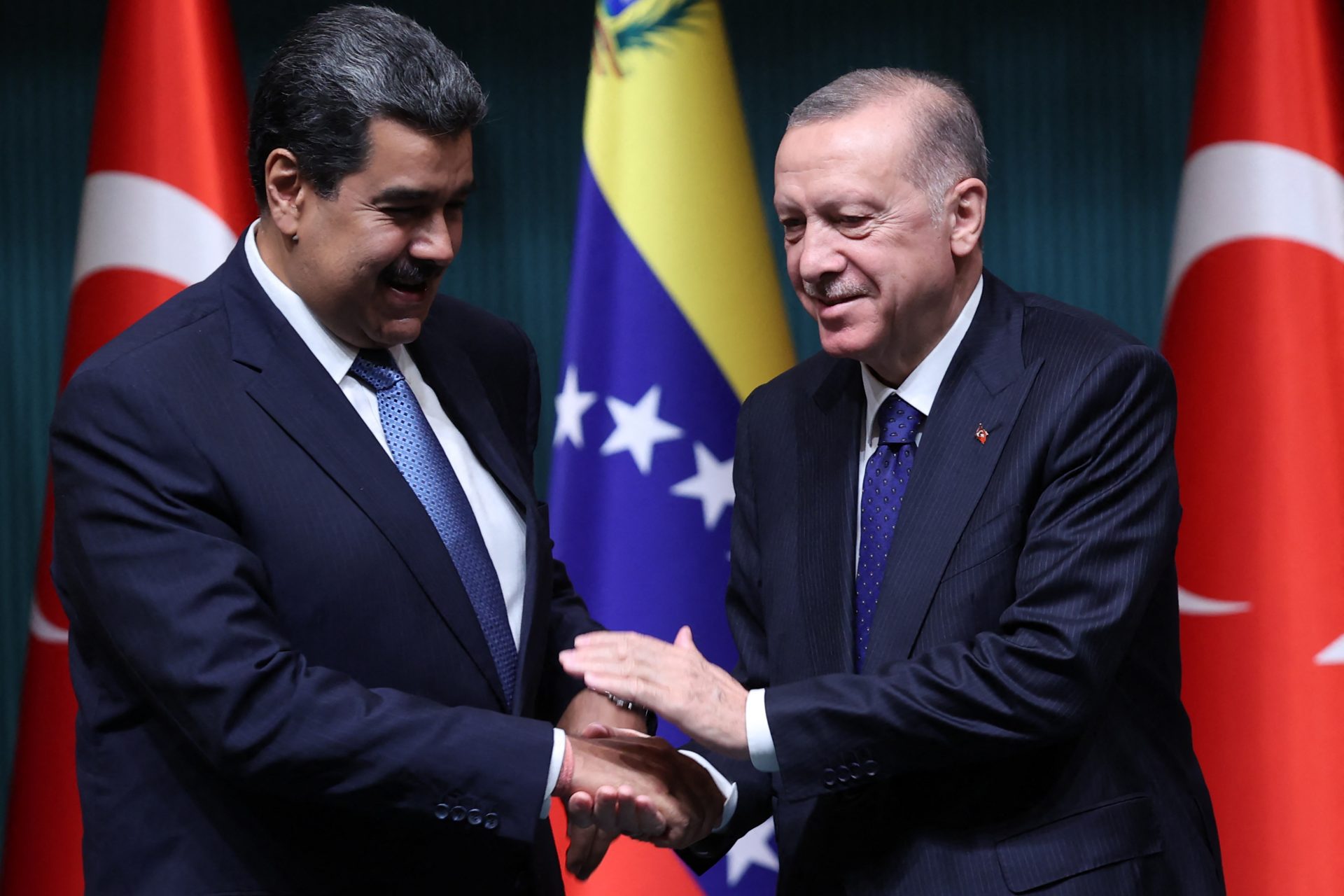 Erdoğan desafía la condena internacional y respalda a Maduro