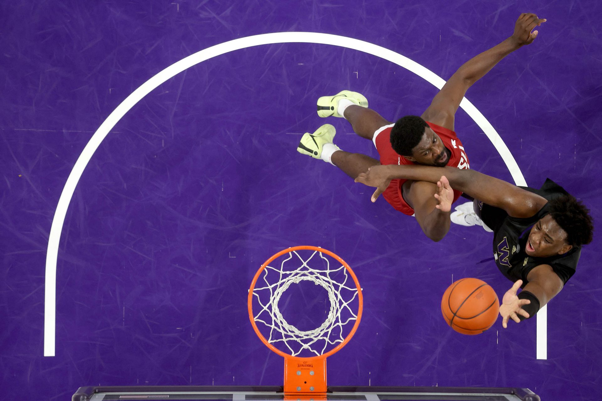 De jugar al fútbol a triunfar en el baloncesto