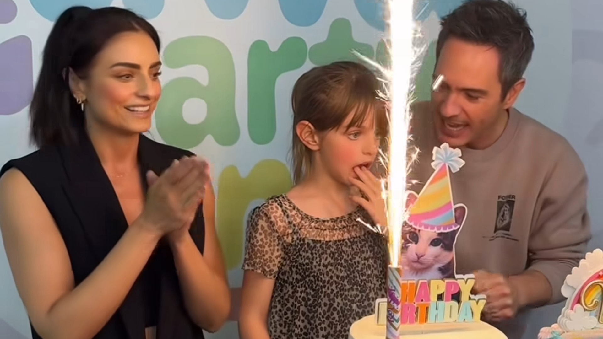 Así fue el cumple ‘felino’ de la hija de Aislinn Derbez y Mauricio Ochmann