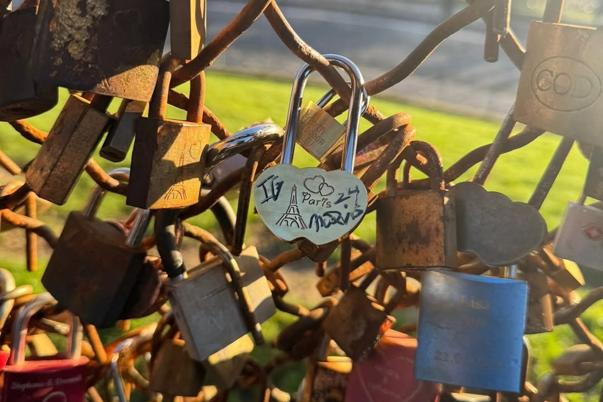 Un candado como símbolo de su amor 