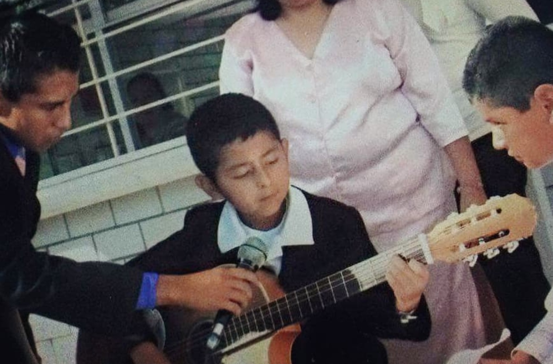 Toca la guitarra desde pequeño