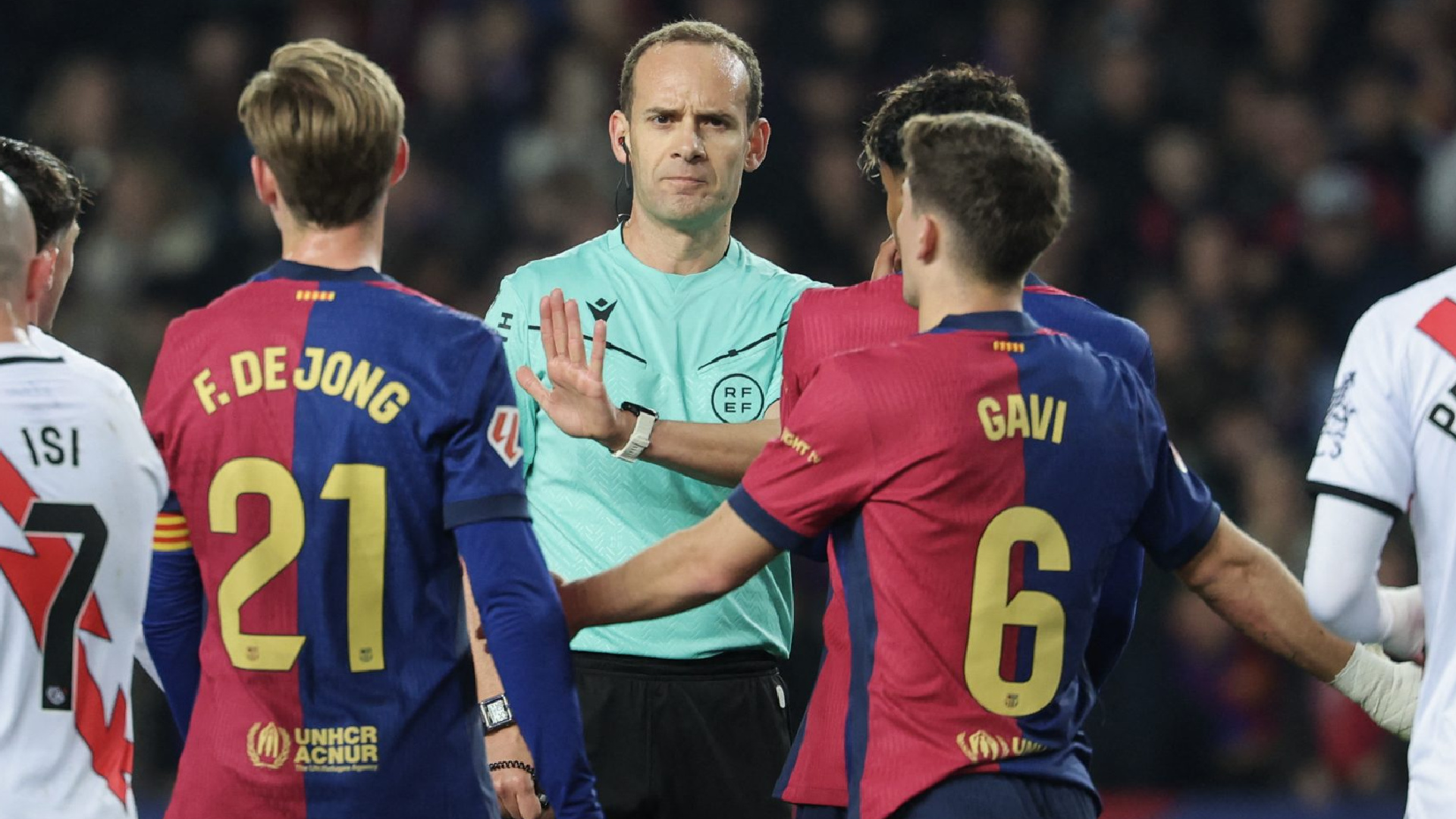 La polémica decisión arbitral del F.C. Barcelona vs Rayo Vallecano que pudo cambiarlo todo