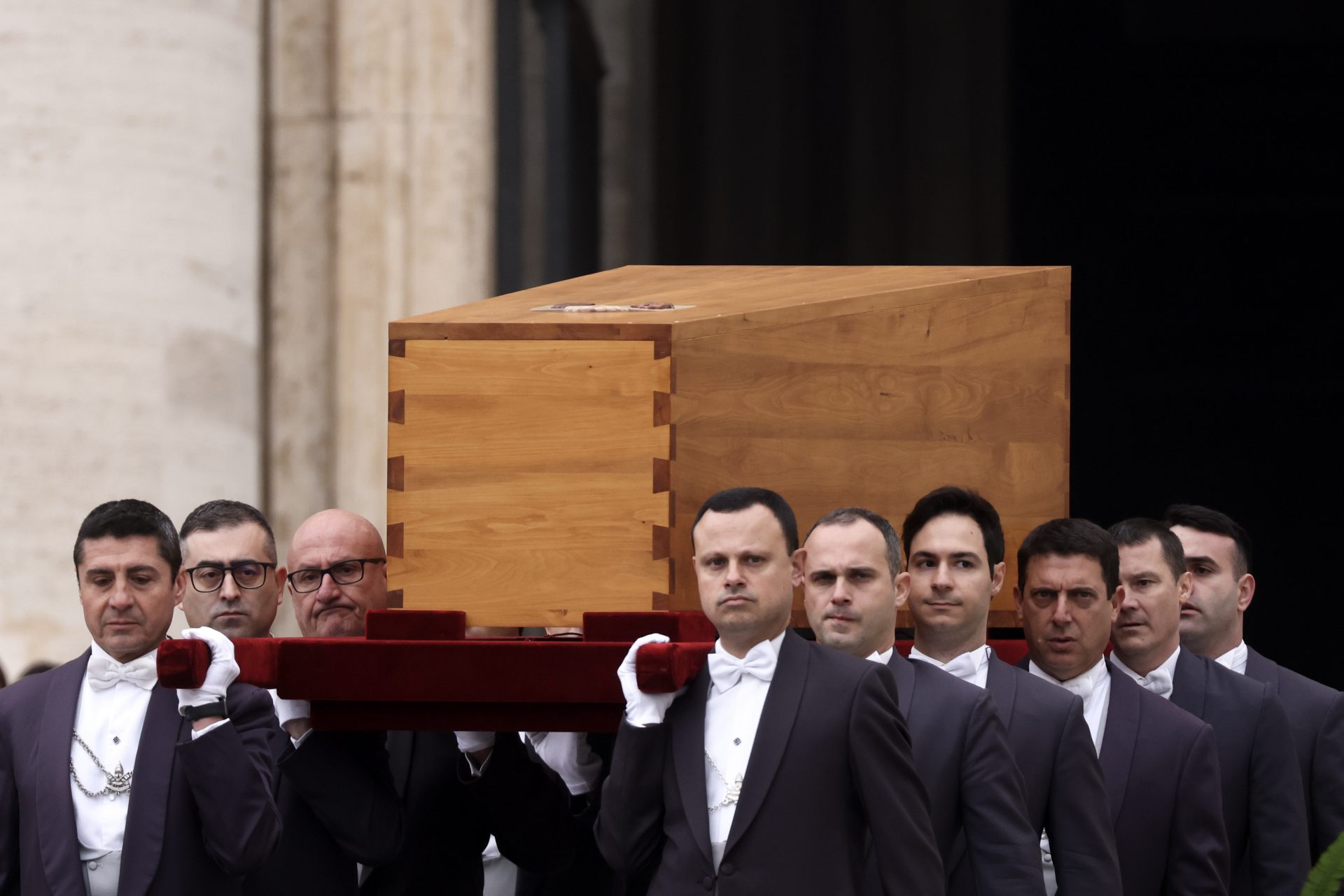 Sepultado como cualquier hijo de la Iglesia