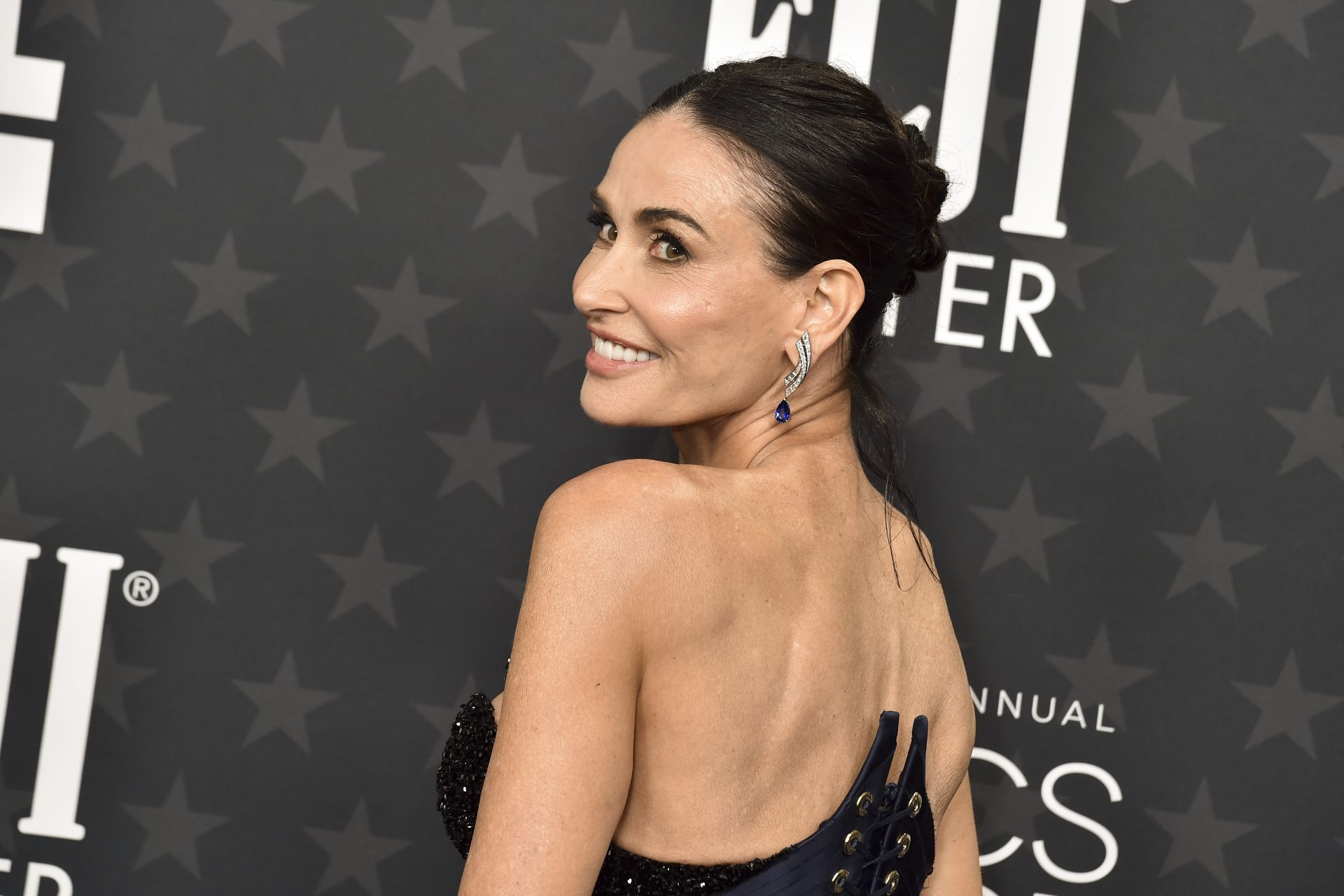 Demi Moore y otros espectaculares looks de los Critics Choice Awards 2025