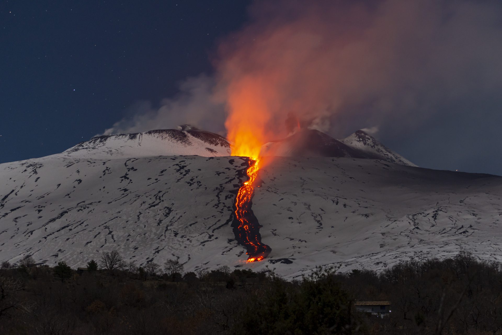 Increíbles imágenes de la erupción del Etna cubierto de nieve