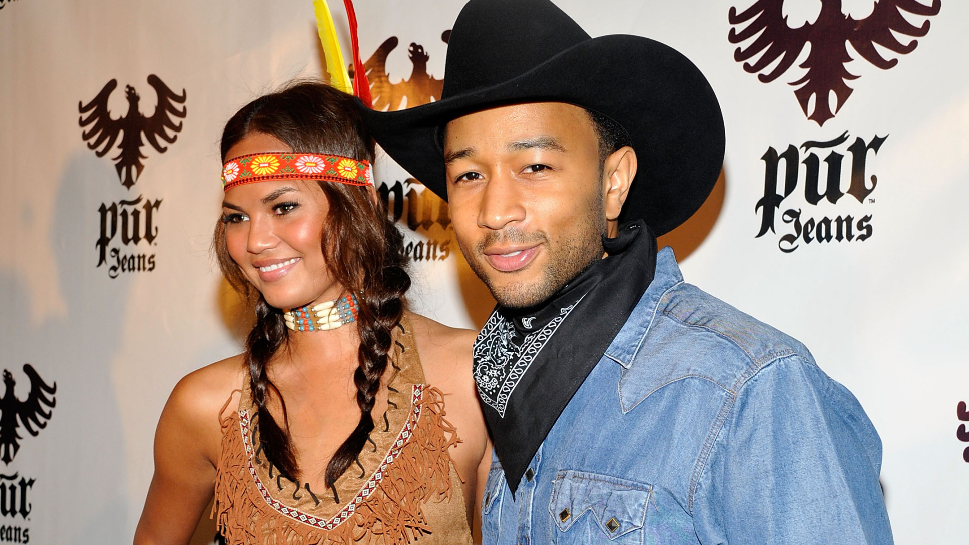 Chrissy Teigen y John Legend como nativa americana y vaquero