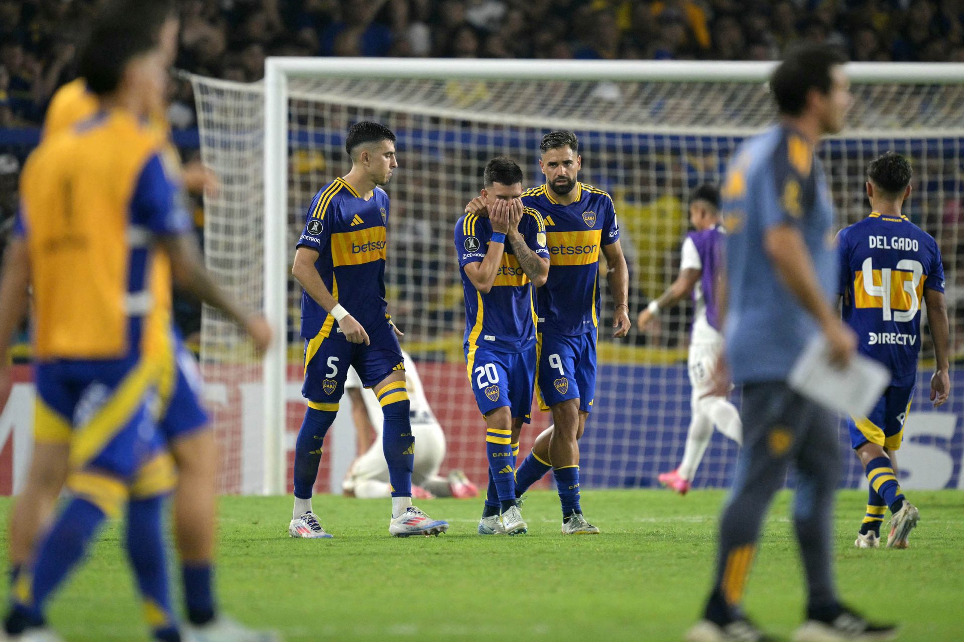 Descalabro total de Boca Juniors: los memes contra Gago, Riquelme y Cavani son gloriosos